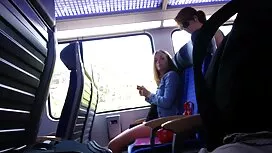 Сериозна брюнетка се ...