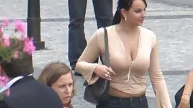 Момичето, което баби ...
