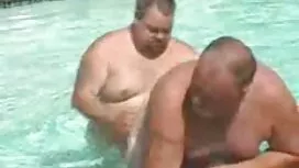 Тя показва тялото си ...