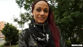 Забавна сериозна жен ...