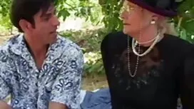 Три момичета и страп ...